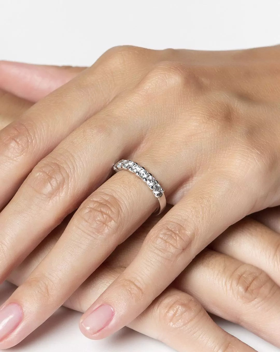 Anillo de compromiso media alianza con diamantes ,012 ct de oro blanco |  Rosich Jewels, image size:1080x1360