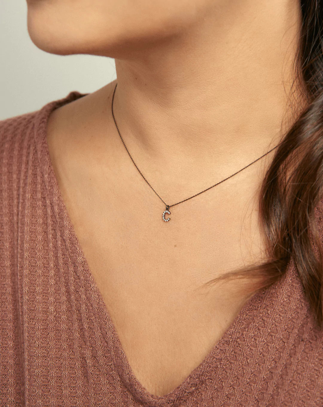 Collar inicial letra F de oro negro y diamantes marrones Identity | Rosich  Jewels, image size:1080x1360