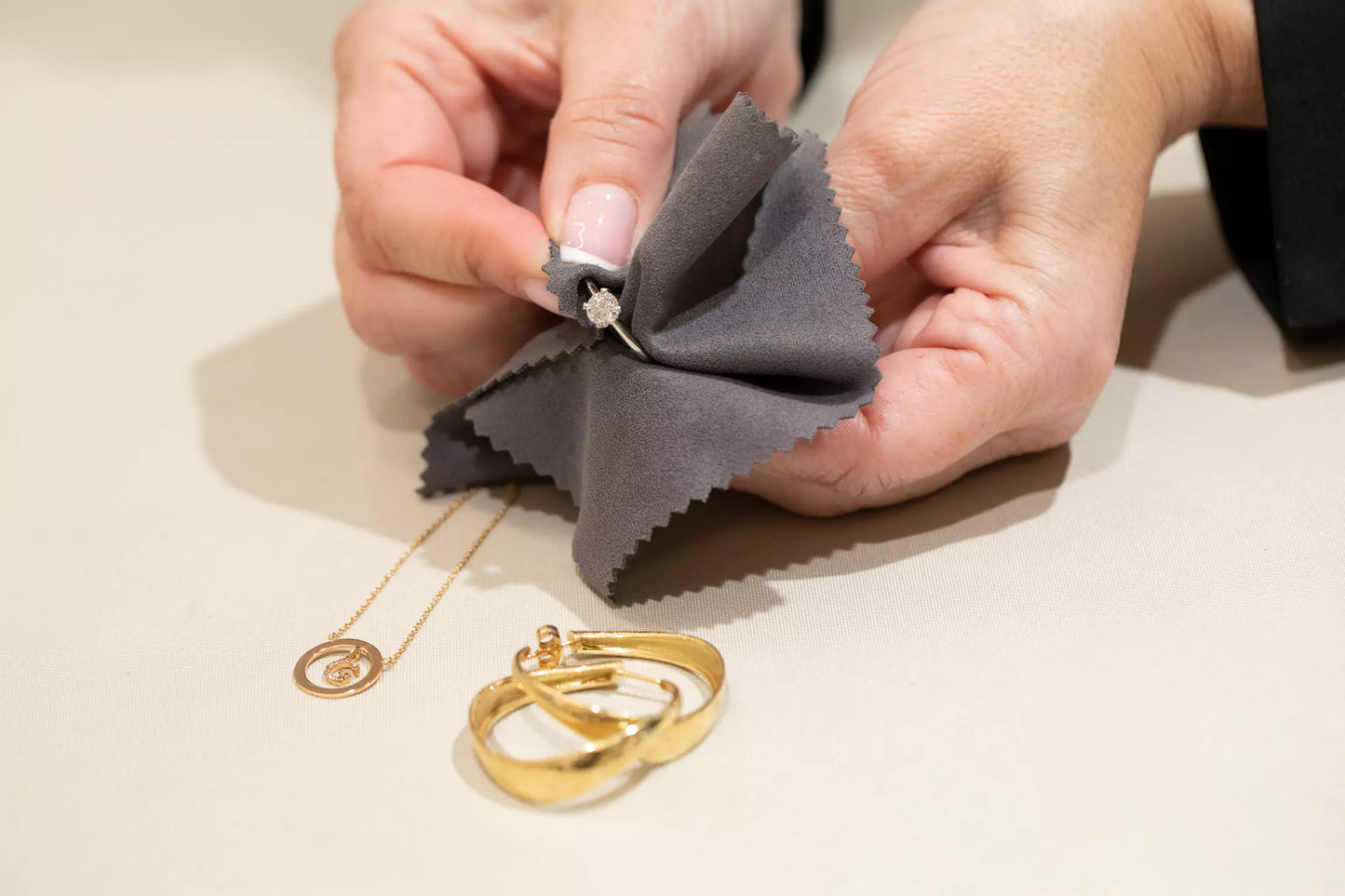 Cómo limpiar joyas de oro en casa