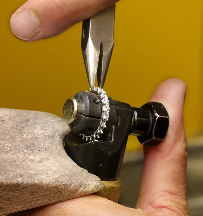 clavar diamantes en alianza de boda