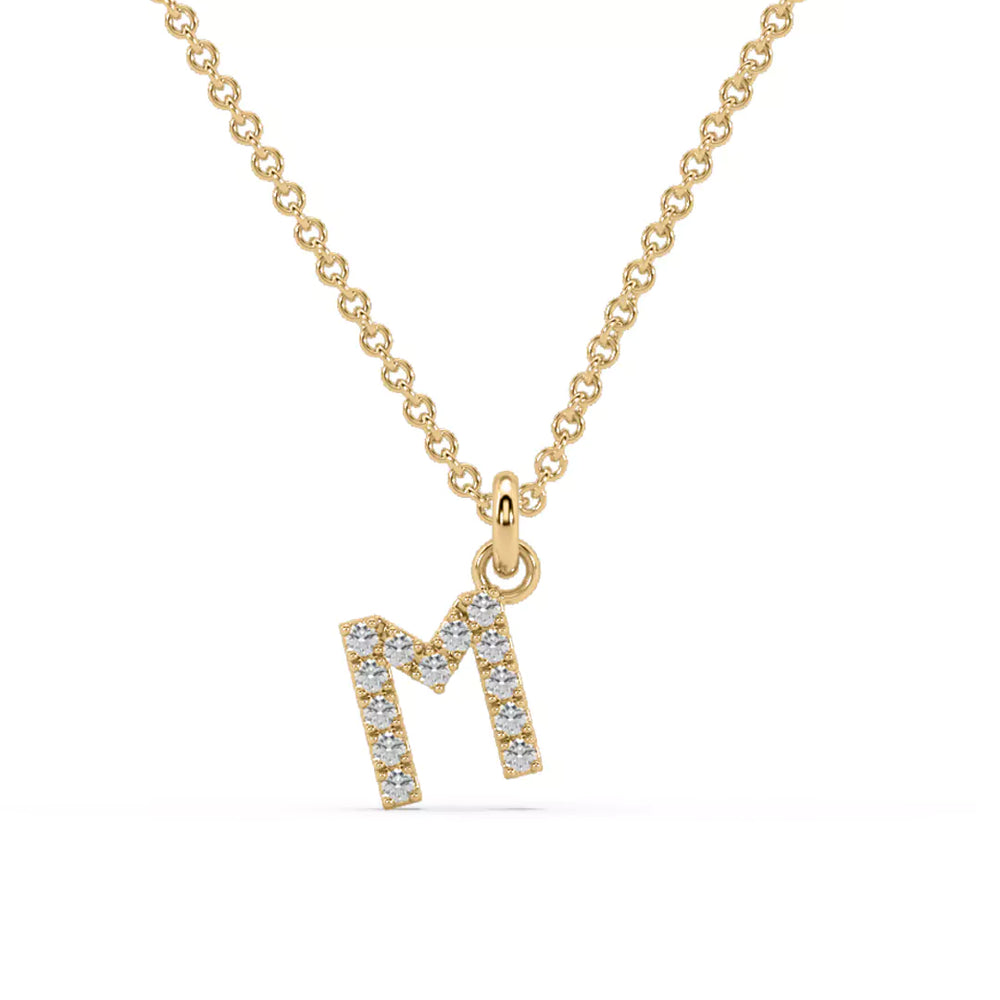 collar con inicial M en oro amarillo y diamantes