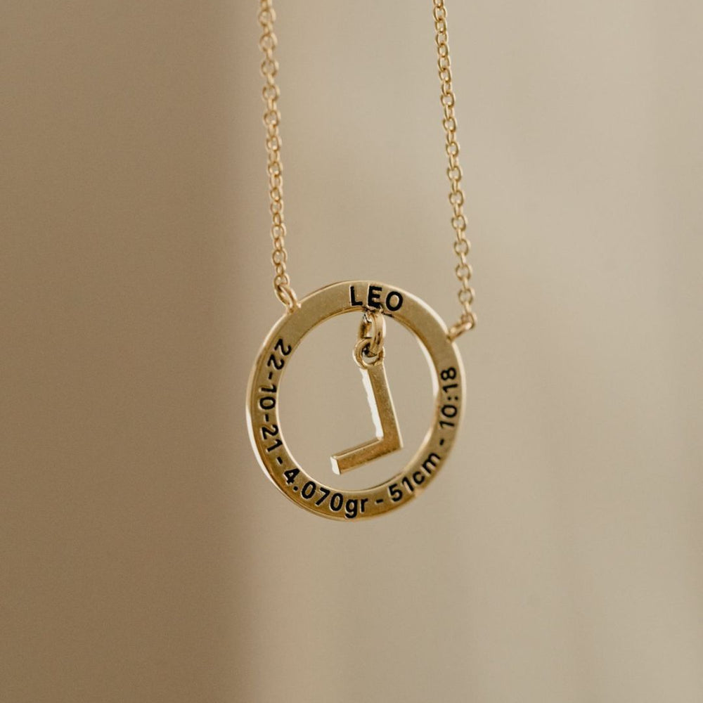 collar personalizado con gravado en oro y con inicial