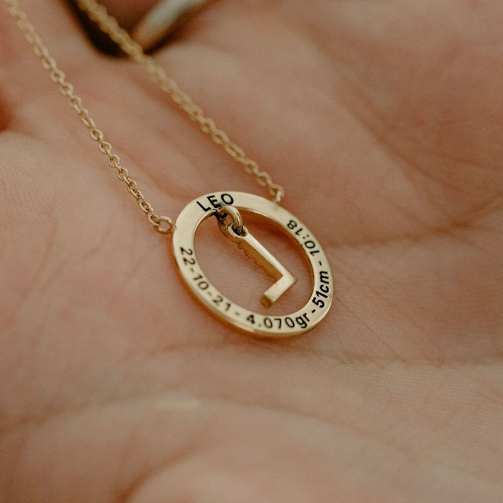 collar con letra inicial y grabado personalizado para regalar