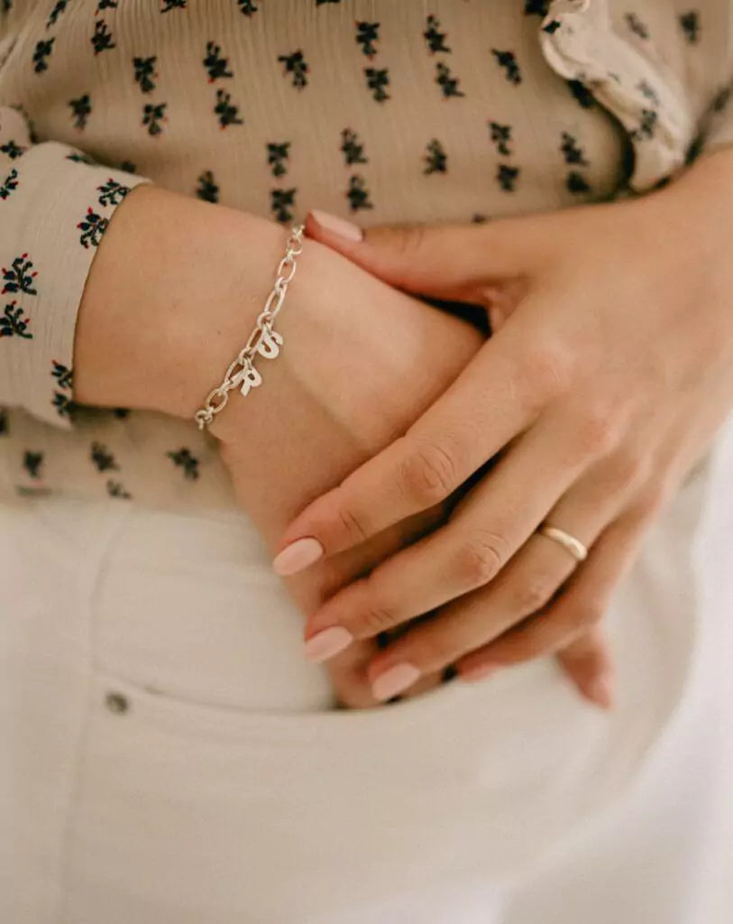 Pulsera con letra inicial para regalar