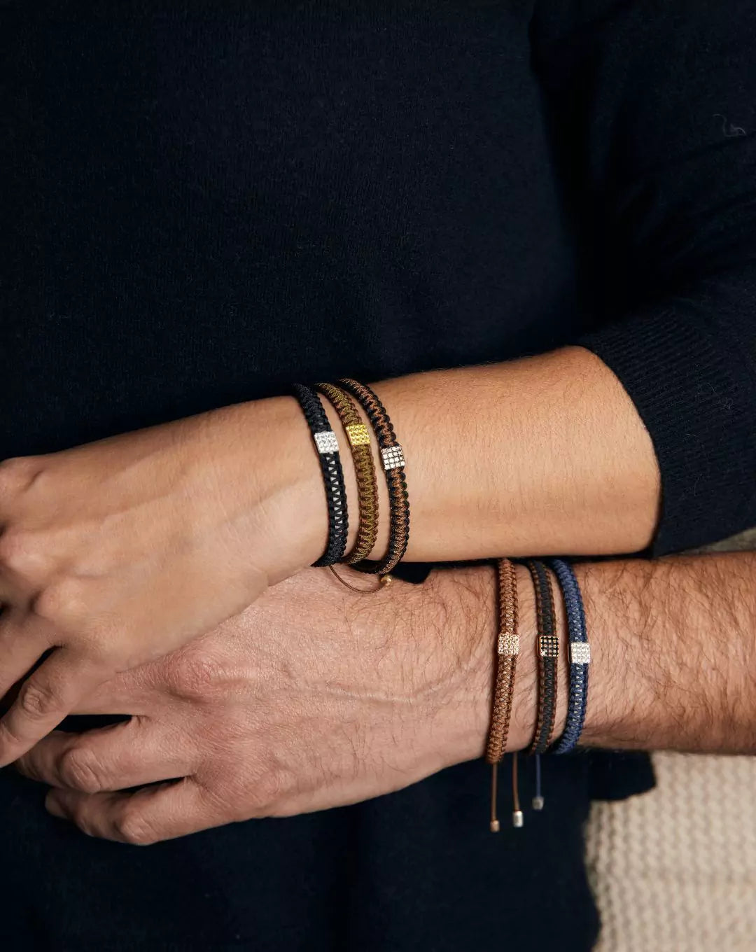 pulsera de hilo marron con chapa de oro negro y diamantes marrones