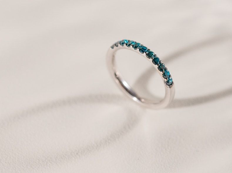 anillo-compromiso-exclusivo-oro-blanco-diamantes-azules