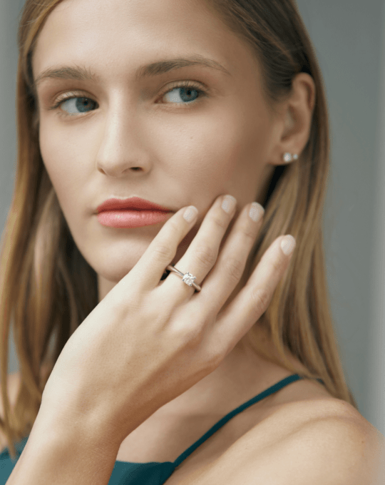 anillo-compromiso-único-oro-blanco-diamante