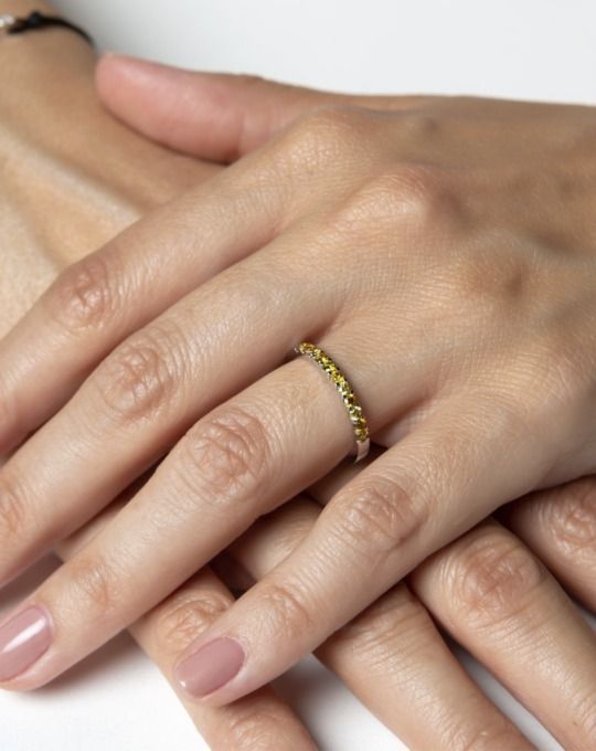 anillo-alianza-hecha-a-mano-oro-blanco-diamantes-color-amarillo-naturales