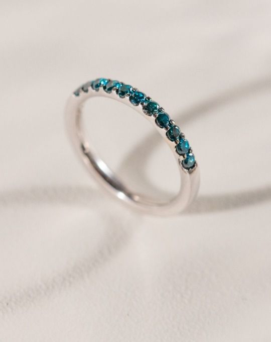 anillo-compromiso-diseño-exclusivo-oro-blanco-diamantes-azules