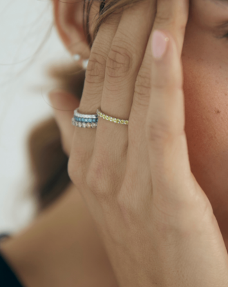 anillo-compromiso-a-medida-oro-blanco-amarillo-rosa-diamantes-blancos-azules-amarillos