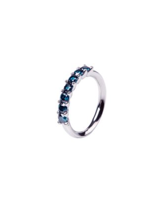 anillo-media-alianza-hecha-a-mano-oro-blanco-diamantes-color-azul