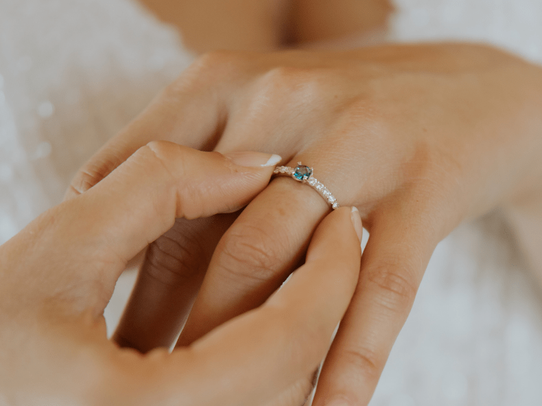 anillo-compromiso-único-oro-blanco-diamantes-blancos-diamante-azul