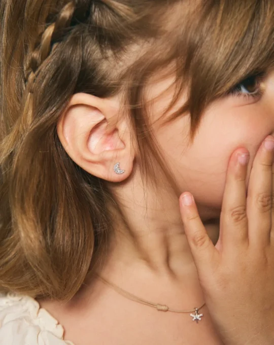 Pendientes en forma de luna de oro blanco y diamantes para niña