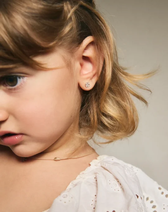 Pendientes en forma de trébol en oro blanco y diamantes para niña