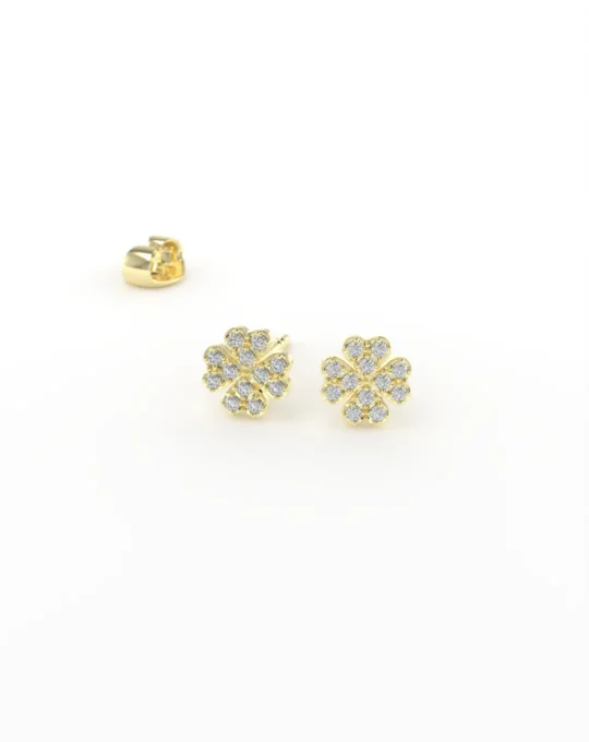 Pendientes en forma de trebol en oro amarillo y diamantes blancos