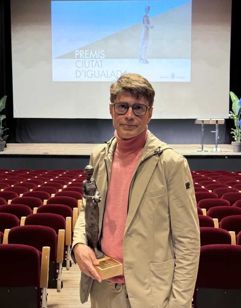 Pere Rosich recogiendo el premio de diseño de los Premios Ciutat d'Igualada